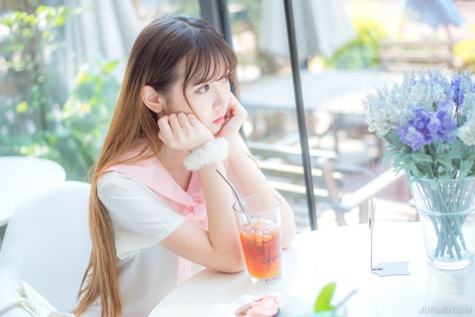 “可惜，张任不肯降，否则若能有此人相助，必能事半功倍。”成都刺史府中，庞统召集众将商议布防之事，魏延倒是有些感叹道，之前他曾与张任在葭萌关交锋，此人用兵不在魏延之下，尤其是依托蜀中地形，甚至可以压魏延一头，让魏延十分头疼，这次若非庞统、法正用计，策反了阆中大营众将，就算成都乱成一团糟，只要张任坐镇阆中，魏延都没有十足的把握能够短时间内攻破阆中。